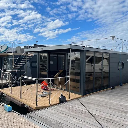 Botel Hausboot Puentenel